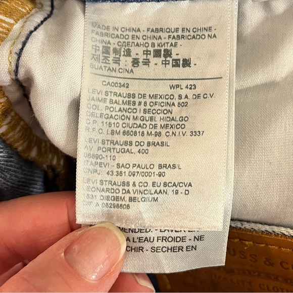 Levi’s Ribcage Pleated Crop Jeans Medium Wash - Picture 8 of 8